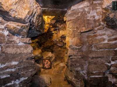 ...all�interno di una vera e propria grotta scavata nella roccia e illuminata solo dalla tiepida luce di una lampadina